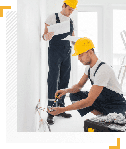 Dos herreros profesionales instalando una estructura metálica en Madrid